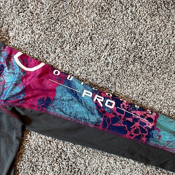 Magellan Outdoors Pro Angler Vibrant Pink and Blue Top - Picture 6 of 7